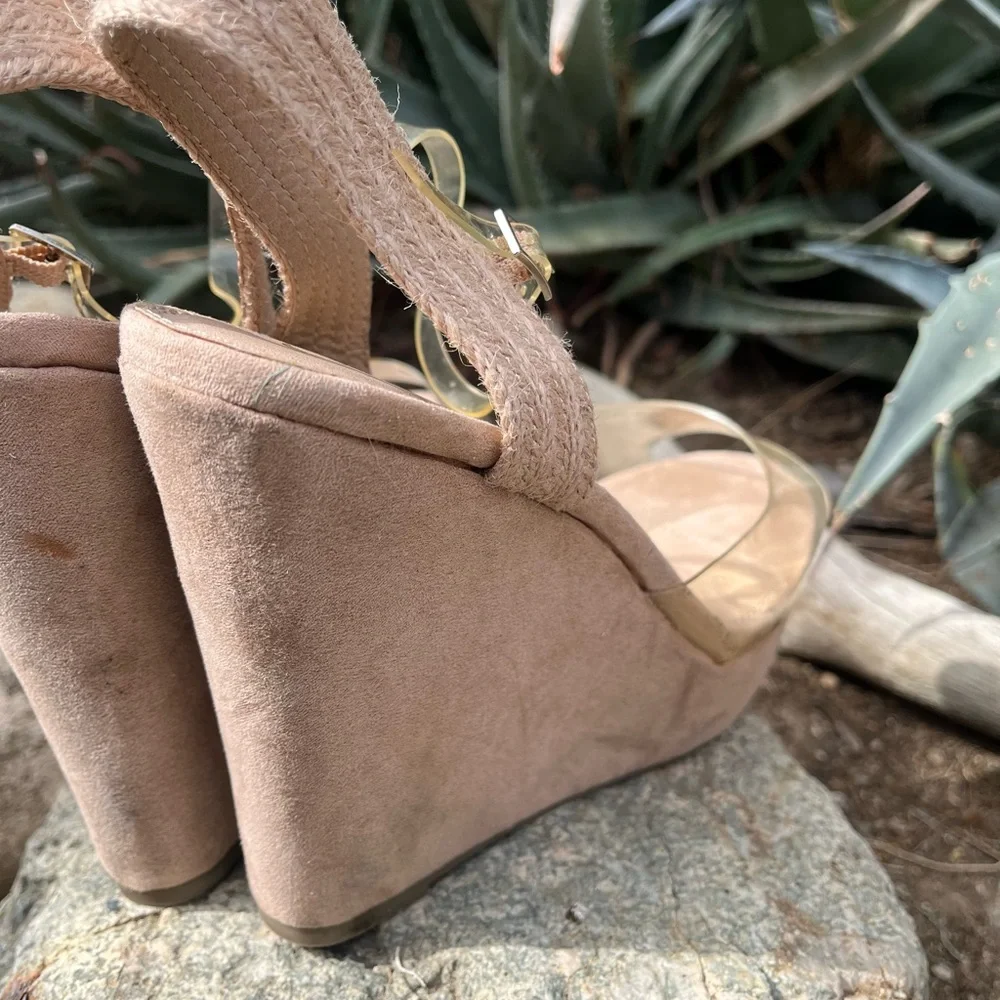 OLIVIA FERGUSON | Chic Tan Wedge Sandals 9